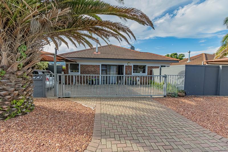 6 Bedroom Property for Sale in Fraaiuitsig Western Cape